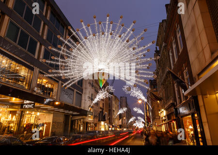 Weihnachtsbeleuchtung und Dekorationen auf New Bond Street, London. In London, England. Stockfoto