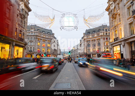 Weihnachtsbeleuchtung und Dekorationen auf Regent Street, London. In London, England. Stockfoto