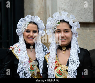 Spanische Mädchen in Tracht, einschließlich Spitzenschleier Mantilla oder Schal während Las Fallas oder Annas Festival in Valencia, Spanien Stockfoto