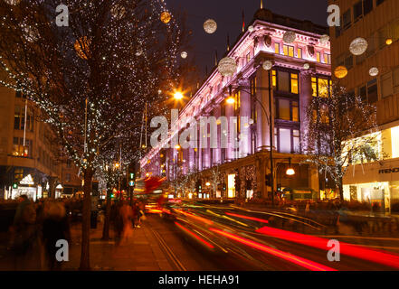 Geschäftige Oxford Street, Weihnachten Einkaufen, Verkehr, und Selfridges in London, England. Stockfoto