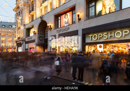 Viele Weihnachtskäufer außerhalb Topshop, die Oxford Street in London, England. Stockfoto