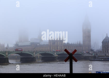 "X" steht für eine Abstimmung - House Of Commons, Westminster Bridge und der Themse im Nebel. In London, England. Am 17. Stockfoto
