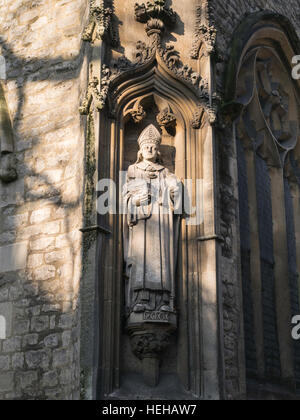 Schnitzen eines Bischofs auf der Außenseite der Kirche von Mary Magdalen, Oxford, England, UK Stockfoto