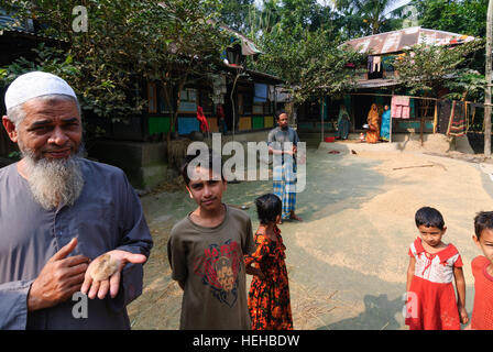 Madhabpasa: Dorfhaus, Mann mit Küken, Barisal Division, Bangladesch Stockfoto