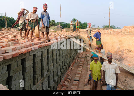 Madhabpasa: Mauerwerk nach dem Ring-Ofen-Prinzip; Gebrannte Ziegel, Barisal Division, Bangladesch Stockfoto