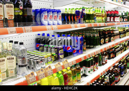 verschiedene Arten von Bier und Softdrinks wie Pepsi-Cola mit breiten Sortiment in den Regalen des Supermarktes Stockfoto