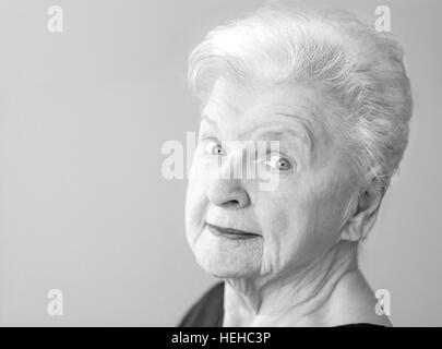 Eine ältere Frau, die überrascht Stockfoto