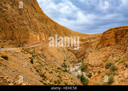 Weit über die Schlucht Gorges du Dades in Marokko. Stockfoto