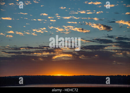 Sonnenaufgang mit Fisch Skala Wolken über Squaxin Insel im Puget Sound, Washington, USA Stockfoto