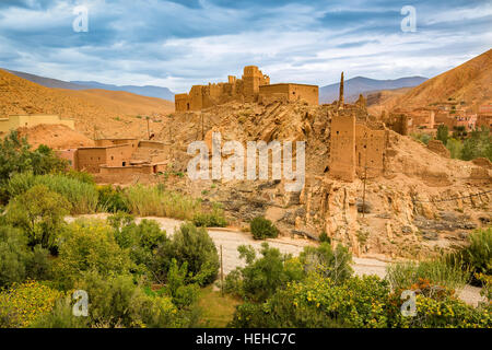 Tal Wadi Oued Gades mit einer grünen Oase im Atlas, Marokko Stockfoto