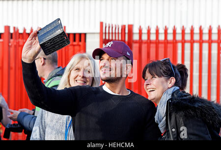 TV-Persönlichkeit stellt Peter Andre für Fotos mit den Fans vor dem Himmel Bet League 2 Spiel zwischen Crawley Town und Newport County im Checkatrade Stadion in Crawley. 17. Dezember 2016. Stockfoto