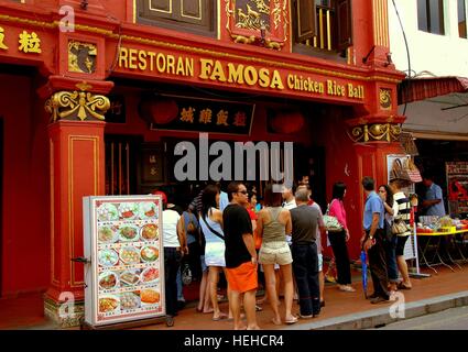 Melacca, Malaysia - 30. Dezember 2006: Eine Menschenmenge wartet draußen Tische im berühmten Famosa Chicken Rice Ball Restaurant am Jonker Walk Stockfoto