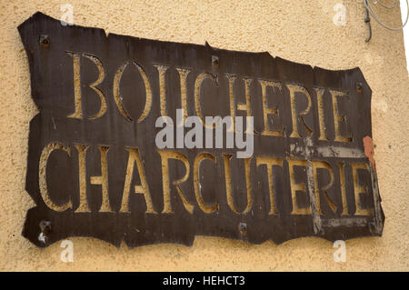 Melden Sie sich außerhalb einer Metzgerei in der Rue Dessoles in Auch, Frankreich. Stockfoto