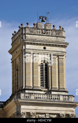 Der Glockenturm der Kathedrale Sainte Marie einem in Place De La République, Auch, Frankreich. Stockfoto