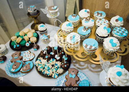 Buffet mit süßen Cupcakes. Holiday Tisch Kuchen und andere Süßspeisen. Candy Bar. Stockfoto