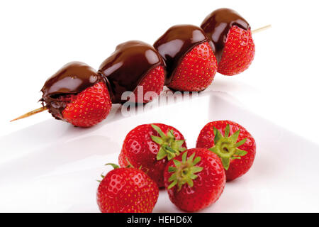 Aufgespießt beschichtete Schoko-Erdbeeren Stockfoto