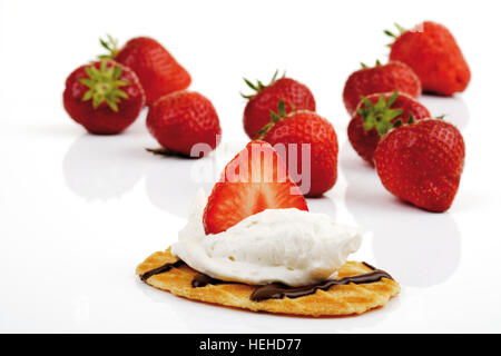 Waffel garniert mit Schlagsahne und einer Erdbeere, Erdbeeren Stockfoto