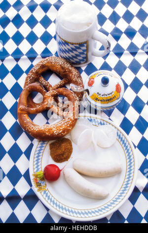 Bayerische Küche, Weisswurt Würstchen, Rettich, Brezeln, süßem Senf und ein Bierkrug beerstein Stockfoto