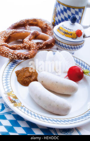 Bayerische Küche, Weisswurt Würstchen, Rettich, Brezeln, süßem Senf und ein Bierkrug beerstein Stockfoto