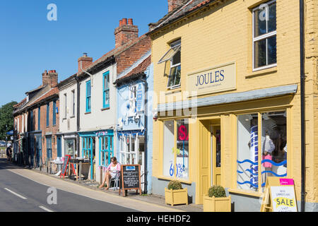 Geschäfte am Marktplatz, Burnham Market, Norfolk, England, Vereinigtes Königreich Stockfoto