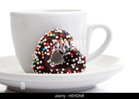 Tasse Kaffee und ein Schokoladenherz Stockfoto