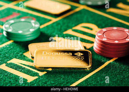 Goldbarren auf Roulette-Tisch mit Casino-chips Stockfoto