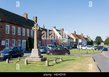 Kriegerdenkmal an der Green, Marktplatz, Burnham Market, Norfolk, England, Vereinigtes Königreich Stockfoto