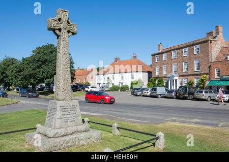 Kriegerdenkmal an der Green, Marktplatz, Burnham Market, Norfolk, England, Vereinigtes Königreich Stockfoto