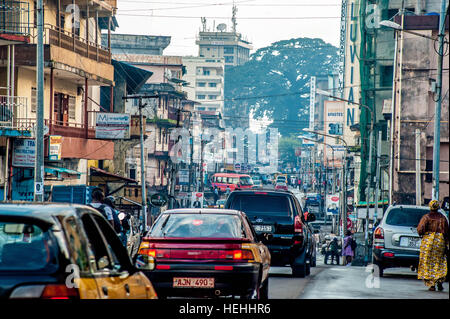 Street View von Siaka Steven Straße und der historischen Cotton Tree in Stadt Freetown, Sierra Leone Stockfoto