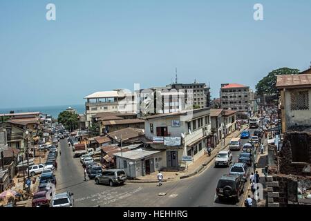 Skyline von Freetown Siaka Steven Street / Baumwolle Baum, Sierra Leone Stockfoto