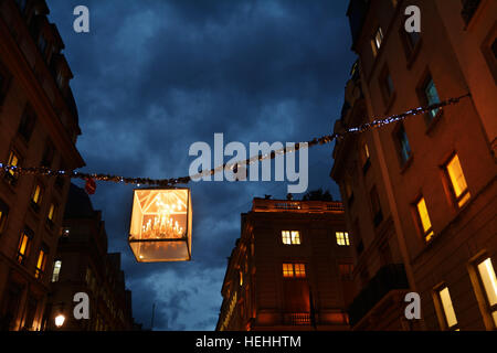 Frankreich, Paris, Faubourg Saint-Honoré, Kronleuchter von Baccarat, Weihnachtsdekoration, spät am Abend Stockfoto