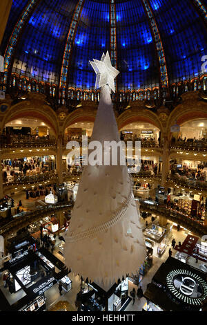 Frankreich, Paris, Galeries Lafayette am Boulevard Haussmann, Interieur mit Weihnachtsdekoration und weißen Baum, Panoramablick Stockfoto