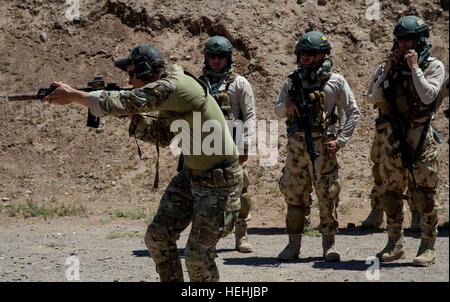 USA und kolumbianischen Soldaten engagieren ein simuliertes Ziel während taktische Waffen training Übung Angel Thunder auf der Davis-Monthan Air Force Base 5. Mai 2014 in Tucson, Arizona. Stockfoto