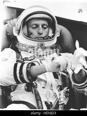 NASA Astronaut Pete Conrad passt sich im Pre-Flugbetrieb vor dem Gemini 5 Platz Kampf Start vom Kennedy Space Center 8. Juli 2009 in Merritt Island, Florida. Stockfoto