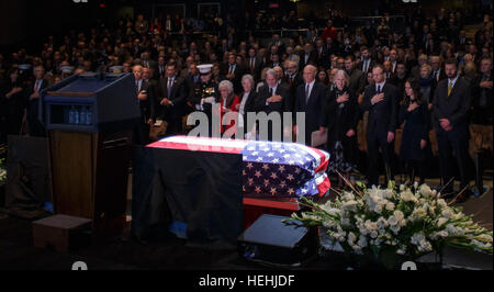Das Publikum steht und beugen den Kopf für einen Moment der Stille während der Trauerfeier feiert das Leben des ehemaligen NASA-Astronaut und US-Senator John Glenn an der Ohio State University Mershon Auditorium 17. Dezember 2016 in Columbus, Ohio. Stockfoto