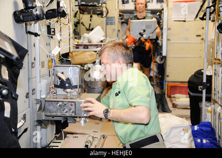 NASA-Expedition 49-50 erstklassige Crew Mitglied russische Kosmonauten Andrey Borisenko funktioniert innerhalb der International Space Station Zvezda Testmodul 28. November 2016 in der Erdumlaufbahn. Stockfoto