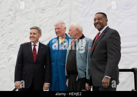 Von links nach rechts: NASA Kennedy Space Center Director Robert Cabana, besuchen die Astronauten Jon McBride, Al Worden und Winston Scott Kranzniederlegung zu Ehren der ehemalige Astronaut und US-Senator John Glenn am Kennedy Space Center Visitor Komplex Helden und Legenden weisen 9. Dezember 2016 in Titusville, Florida. Stockfoto