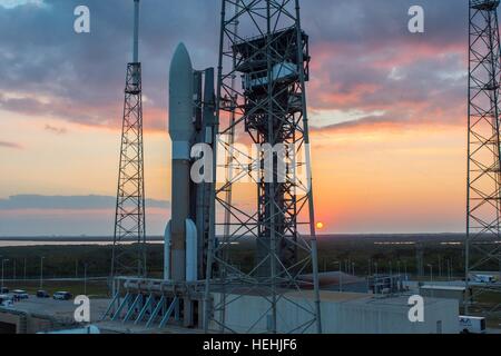 Der Satellit NOAA/NASA GOES-R befindet sich an Bord einer United Launch Alliance Atlas V 541-Rakete auf der Startrampe in Vorbereitung für den Start von der Cape Canaveral Air Force Station Raum starten komplexe 41 18. November 2016 in Cape Canaveral, Florida. Stockfoto