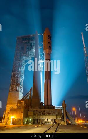 Der Satellit NOAA/NASA GOES-R sitzt an Bord einer United Launch Alliance Atlas V 541-Rakete auf der Startrampe in der Nacht in Vorbereitung für den Start von der Cape Canaveral Air Force Station Raum starten komplexe 41 19. November 2016 in Cape Canaveral, Florida. Stockfoto