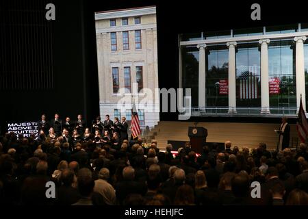 Der Muskingum University Chamber Singers und Pianist Dixie Lee Hayes Heck führen während einer Gedenkfeier des Lebens der ehemalige NASA-Astronaut und US-Senator John Glenn an der Ohio State University Mershon Auditorium 17. Dezember 2016 in Columbus, Ohio. Stockfoto