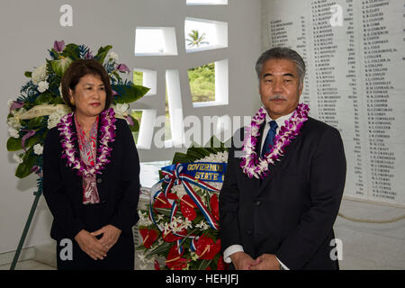 Hawaiischen Gouverneur David Ige und seine Frau Dawn Ige Ehren US Weltkrieg gefallenen vor Pearl Harbor Angriffen während eine florale Hommage an Bord der USS Arizona Memorial nach Abschluss der 75. Jahrestag Gedenken Veranstaltung 7. Dezember 2016 in Pearl Harbor, Hawaii. Stockfoto