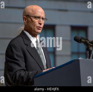 Sohn von John Glenn, David Glenn, spricht bei einer Trauerfeier feiert das Leben des ehemaligen NASA-Astronaut und US-Senator John Glenn an der Ohio State University Mershon Auditorium 17. Dezember 2016 in Columbus, Ohio. Stockfoto