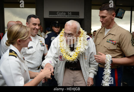 Eine Veteran des zweiten Weltkriegs Pearl Harbor USA wird von US-Soldaten mit floralen Leis begrüßt, nach der Ankunft am internationalen Flughafen Honolulu zur Teilnahme an Veranstaltungen zum Gedenken zu Ehren des 75-jährigen Bestehens des Pearl Harbor Angriffen 3. Dezember 2016 in Honolulu, Hawaii. Stockfoto