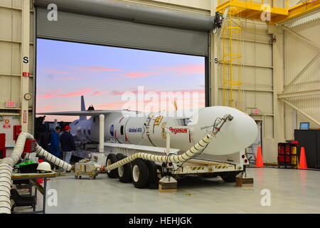 Die orbitale ATK Pegasus XL-Rakete mit CYGNSS der NASA-Raumsonde an Bord befindet sich auf einer Baugruppe Integration Transporter auf der Vandenberg Air Force Base Gebäude 1555 und Mate mit dem l-1011-Träger 17. November 2016 in der Nähe von Lompoc, Kalifornien fahren. Stockfoto