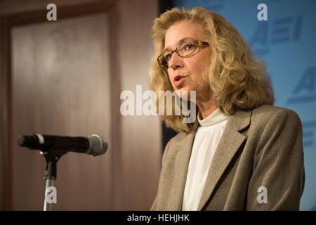 US handeln Deputy Secretary Of Defense Christine Fox liefert Hinweise auf die Defense Budgetprioritäten für das Jahr 2015 und darüber hinaus am American Enterprise Institute 26. Februar 2014 in Washington, DC. Stockfoto