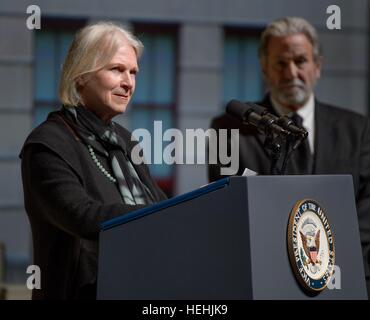 Schwiegertochter Karen Fagerstrom spricht bei einer Trauerfeier feiert das Leben des ehemaligen NASA-Astronaut und US-Senator John Glenn an der Ohio State University Mershon Auditorium 17. Dezember 2016 in Columbus, Ohio. Stockfoto
