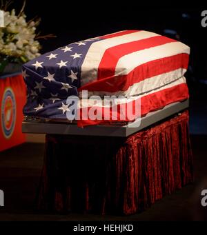 Die amerikanische Flagge wird über den Sarg des ehemaligen NASA-Astronaut und US-Senator John Glenn während einer Trauerfeier feiert sein Leben an der Ohio State University Mershon Auditorium 17. Dezember 2016 in Columbus, Ohio drapiert. Stockfoto
