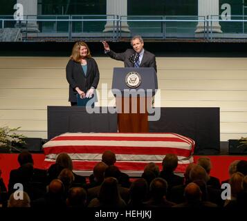 US-Senator für Ohio Sherrod Brown spricht bei einer Trauerfeier feiert das Leben des ehemaligen NASA-Astronaut und US-Senator John Glenn an der Ohio State University Mershon Auditorium 17. Dezember 2016 in Columbus, Ohio. Stockfoto