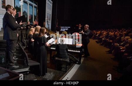 Der Muskingum University Chamber Singers und Pianist Dixie Lee Hayes Heck führen die Lords Prayer unter der Leitung von Dirigent Zebulon Highben während einer Trauerfeier feiert das Leben des ehemaligen NASA-Astronaut und US-Senator John Glenn an der Ohio State University Mershon Auditorium 17. Dezember 2016 in Columbus, Ohio. Stockfoto