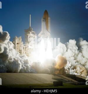 Die NASA Space Shuttle Endeavour abhebt von der Kennedy Space Center Komplex Startrampe 39 b seine STS-108-Mission zur internationalen Raumstation ISS 5. Dezember 2001 in Merritt Island, Florida beginnen. Stockfoto